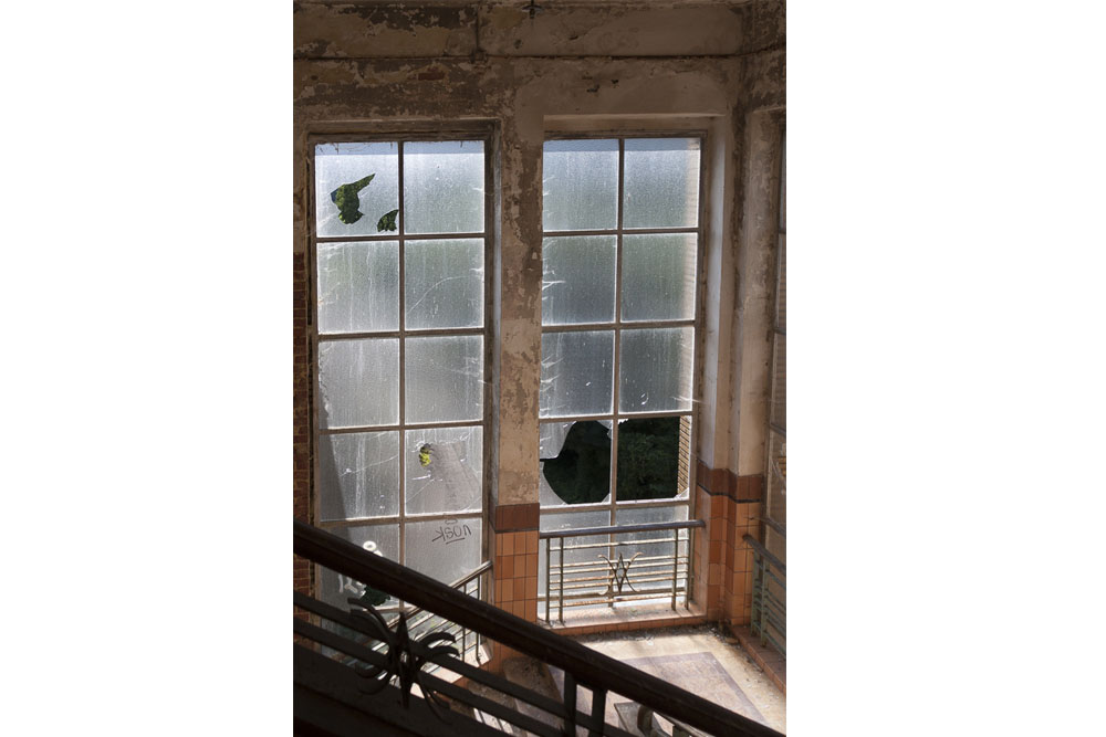 zicht op kapot raam van Sanatorium Dolhain